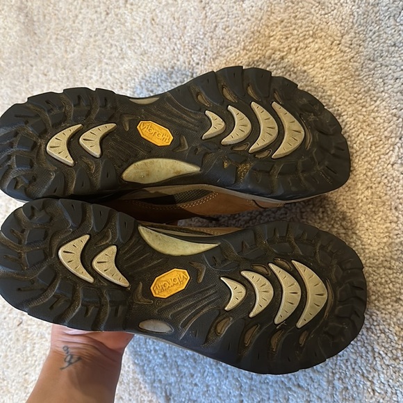 Ahnu hiking shoes - Picture 4 of 6